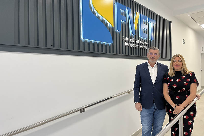 De izquierda a derecha Carlos Prades, presidente de FVET Puerto, Lorena Ballester, vicepresidenta de FVET Puerto