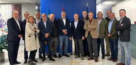 Junta Directiva de FVET junto a Guadaluper Ferrer, gerente Casa Caridad y Luis Miralles, presidente de Casa Caridad