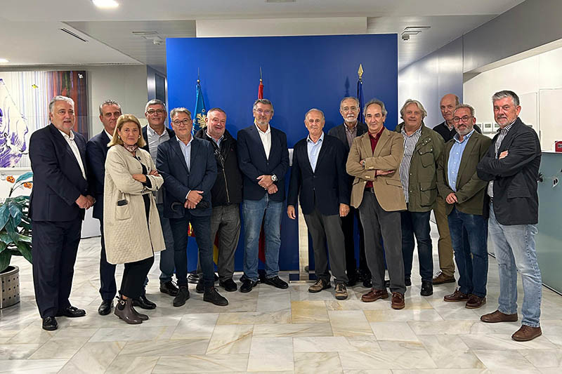 Junta Directiva de FVET junto a Guadaluper Ferrer, gerente Casa Caridad y Luis Miralles, presidente de Casa Caridad