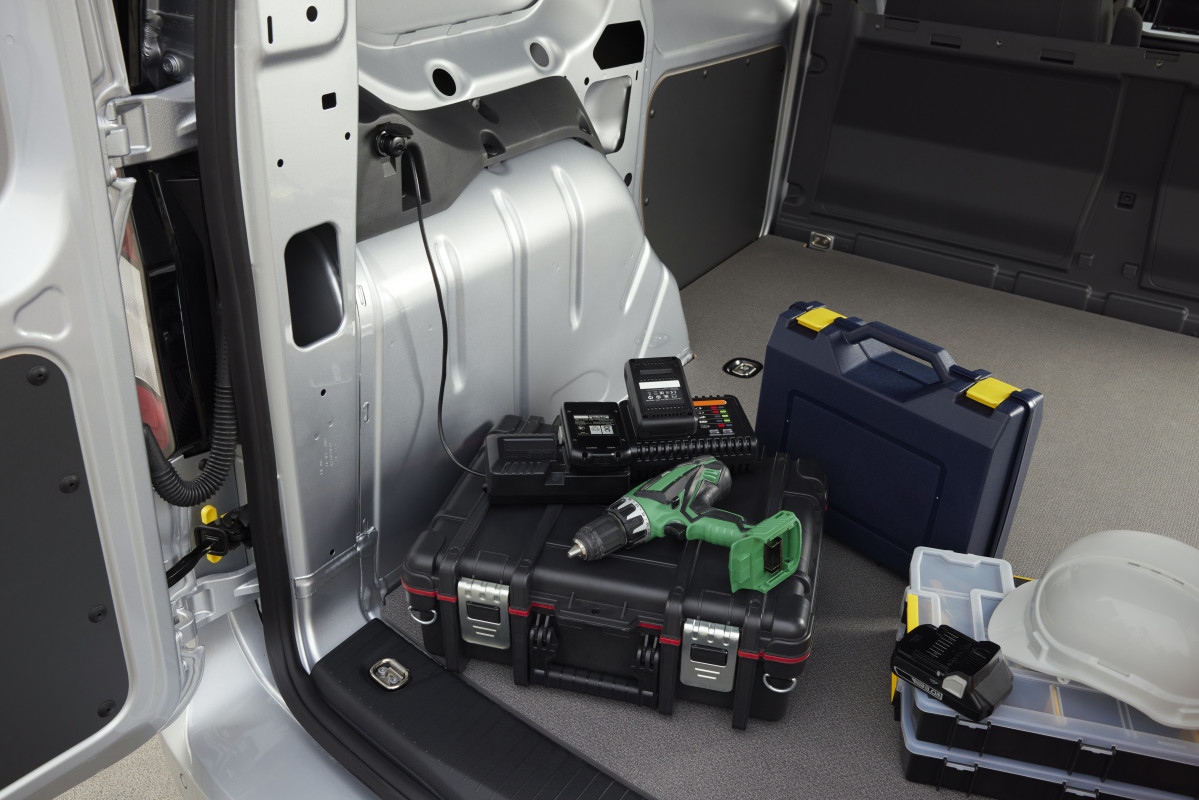 TRANSIT CONNECT PHEV SWB LOADING 01