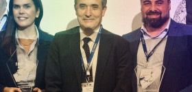 Luis Manuel Calvo, Director General de mowiz TRUCK, y Adela de Olano, Directora de Sostenibilidad y ESG del Grupo EYSA con los premios con los premios