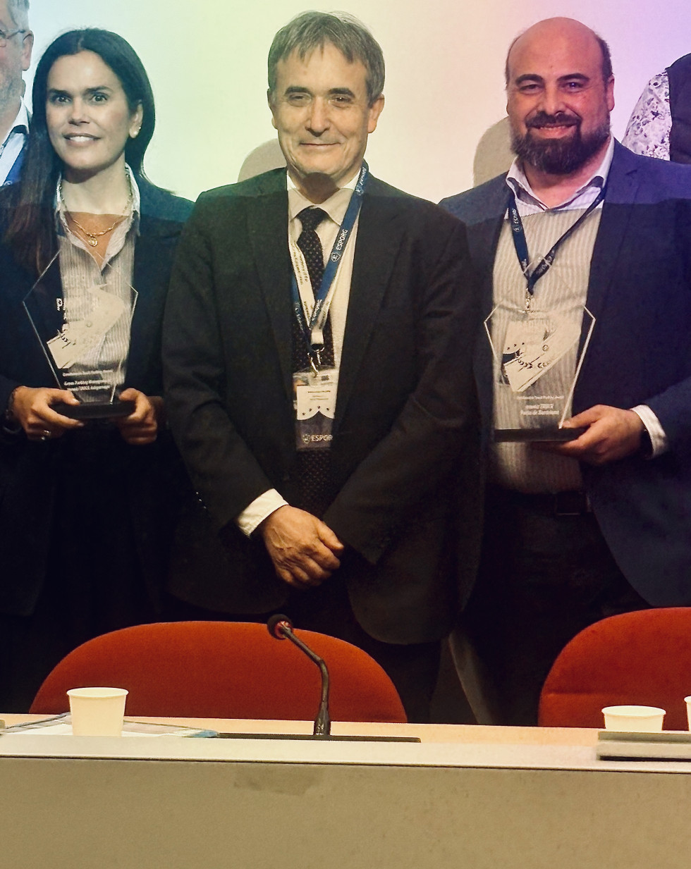 Luis Manuel Calvo, Director General de mowiz TRUCK, y Adela de Olano, Directora de Sostenibilidad y ESG del Grupo EYSA con los premios con los premios