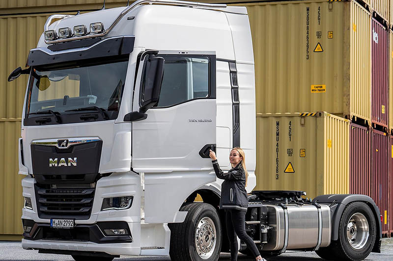 Julia beitler einstieg tgx mit man original zubehoer 2400x1200 width 1600 height 800