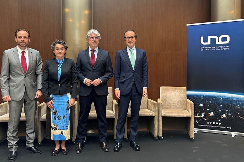 El presidente de UNO, junto al secretario autonómico de Industria  la presidenta del Puerto de Valencia  y el presidente de Propeller Valencia.