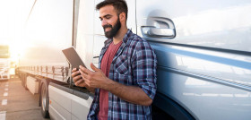 Hombre con tablet camión