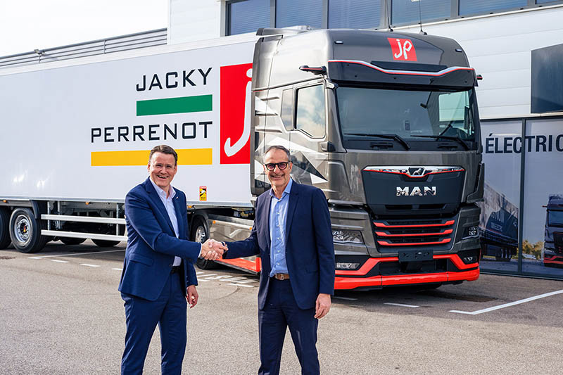 Alexander Vlaskamp (izquierda), CEO de MAN Truck & Bus, y Philippe Givone, Presidente del Grupo Jacky Perrenot, en la entrega del primer eTruck.