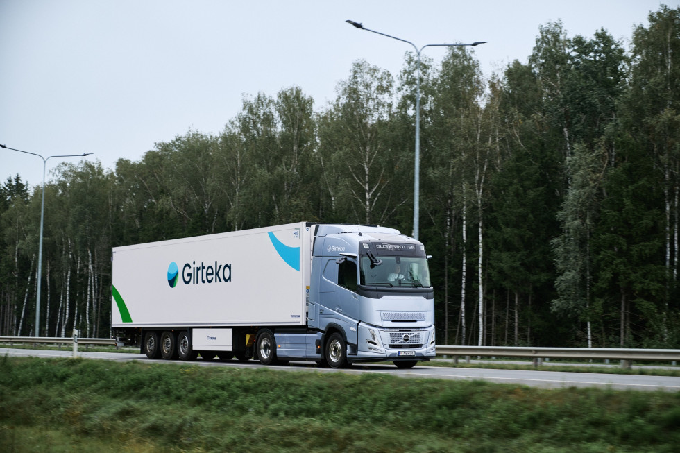 Girteka purchase 2000 Volvo trucks (1)