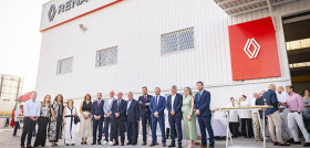 Representantes de Veinluc Renault Trucks y autoridades asistentes al acto inaugural