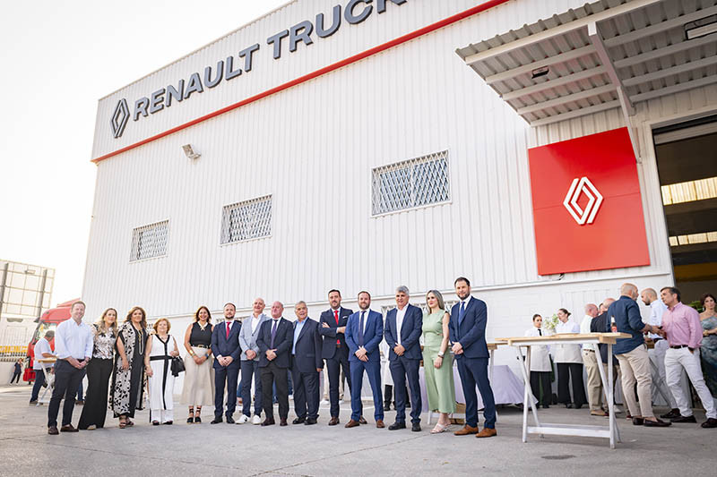 Representantes de Veinluc Renault Trucks y autoridades asistentes al acto inaugural