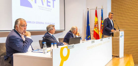 De izquierda a derecha Carlos García, secretario general de FVET, Carlos Prades, presidente de FVET, Juan Ortega, vicepresidente de FVET, y Vicente Martínez Mus, conseller de Medio A