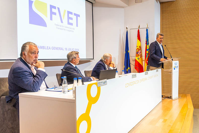 De izquierda a derecha Carlos García, secretario general de FVET, Carlos Prades, presidente de FVET, Juan Ortega, vicepresidente de FVET, y Vicente Martínez Mus, conseller de Medio A