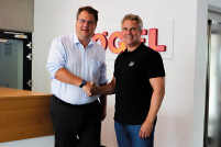 Izquierda Thore Bakker, CSO at Kögel Trailer GmbH, derecha Oliver Bange, TIP Trailer Services GmbH's VP for the Central Region)
