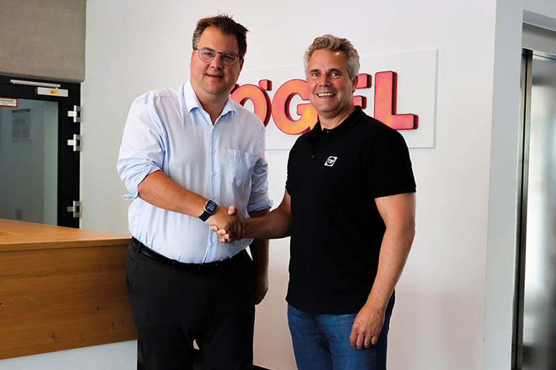 Izquierda Thore Bakker, CSO at Kögel Trailer GmbH, derecha Oliver Bange, TIP Trailer Services GmbH's VP for the Central Region)