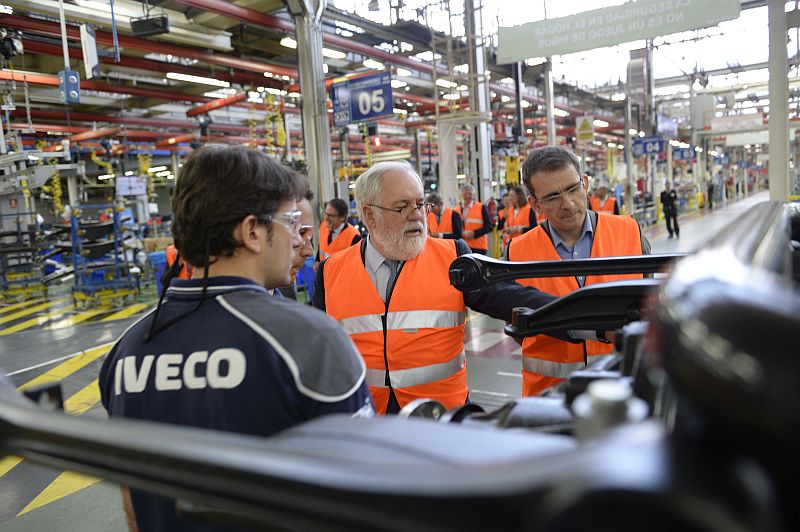 Arias Cañete, en un momento de su visita a la factoría madrileña.