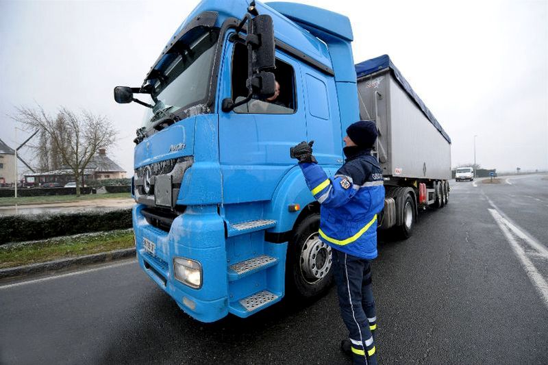 Los agentes galos no sancionarán a quienes incumplan la Ley Macron hasta el 23 de julio.