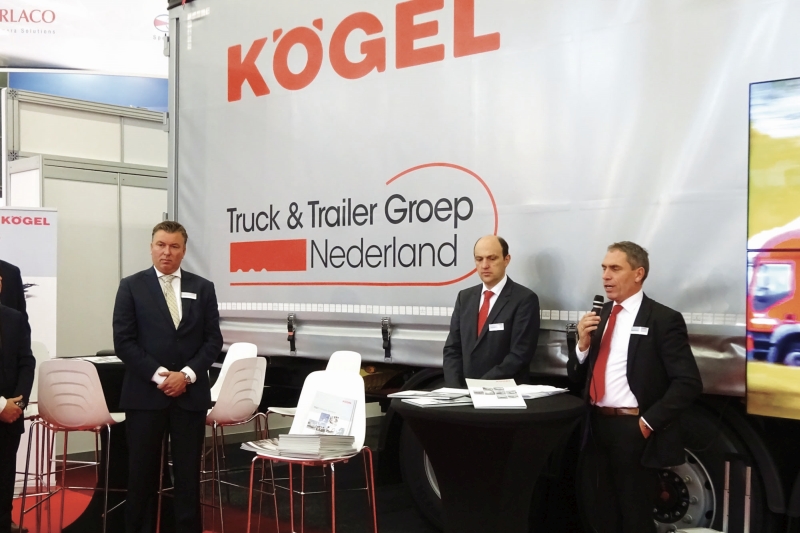 Los responsables de Kögel y Truck & Trailer Groep, durante la RAI de Ámsterdam.