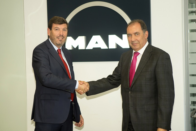De izquierda a derecha, Pedro López director Comercial de BPW y Jose Luis Mellado, director de posventa de MAN Truck & Bus Iberia, sellan el acuerdo.