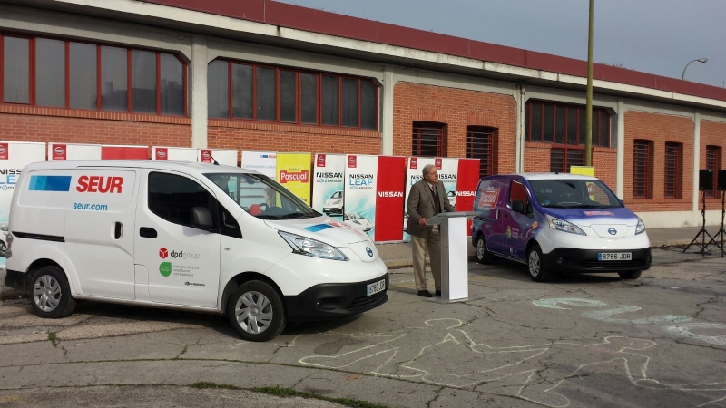 El coordinador general de Medio Ambiente y Movilidad, José Antonio Díaz Lázaro, presentó los dos vehículos Nissan.