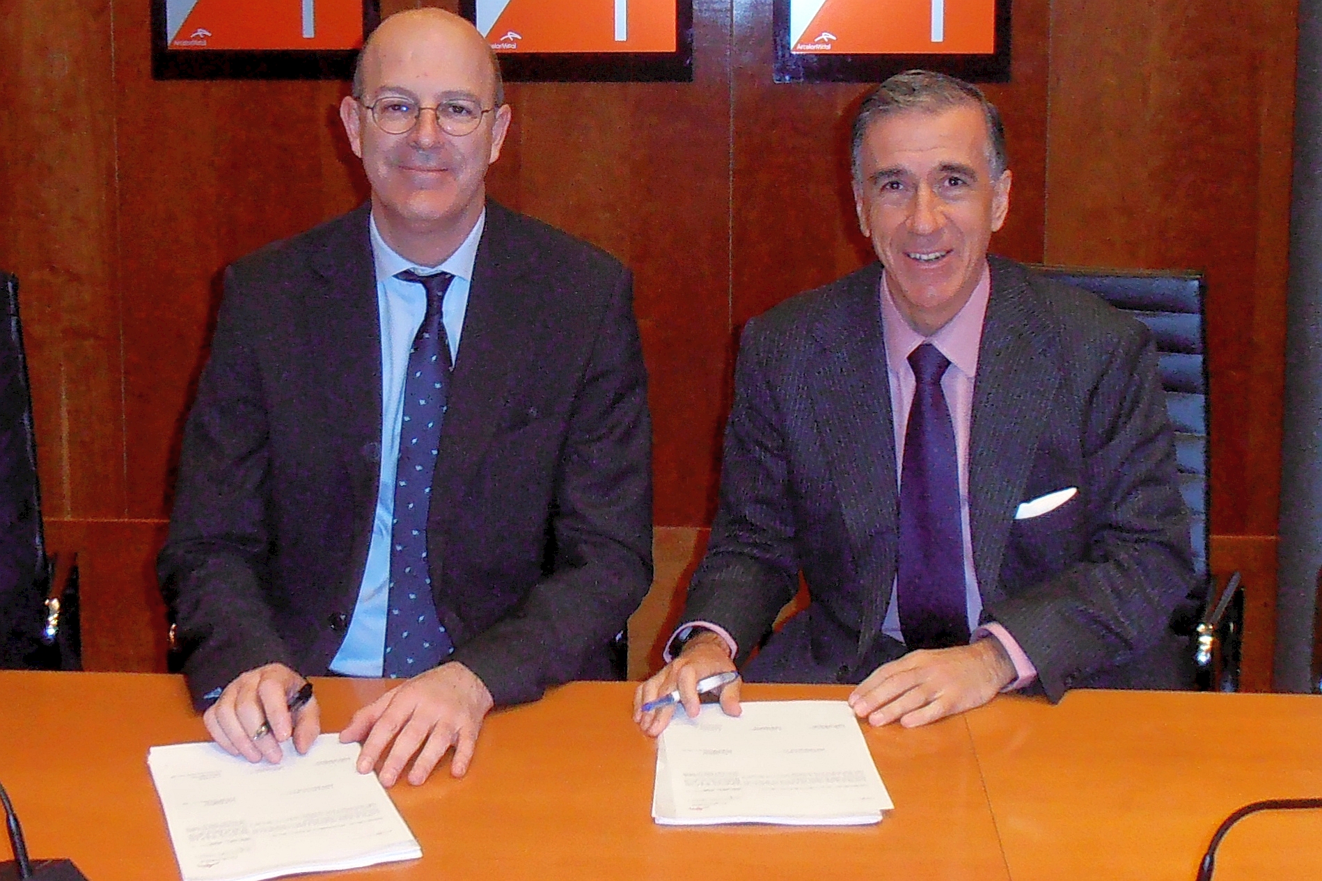 Pablo Vázquez (izqda.) y Gonzalo Urquijo, presidentes de Renfe y ArcelorMittal en España, respectivamente, firman el contrato.