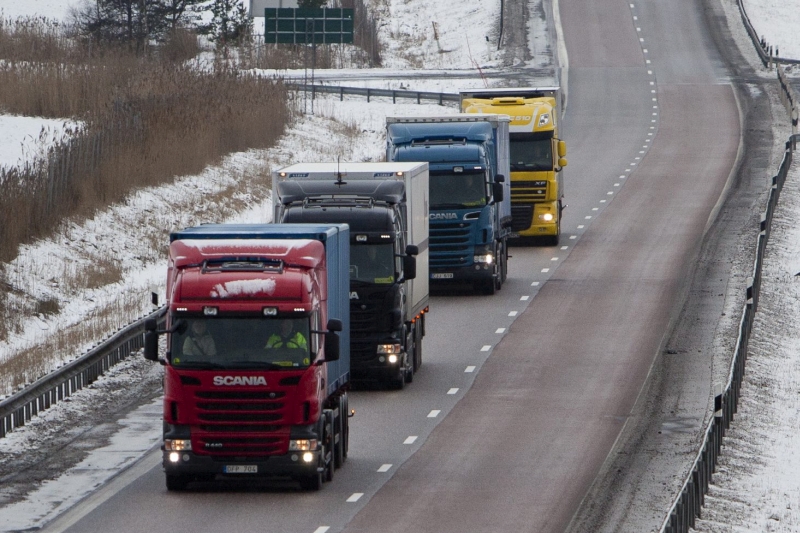 Con el platooning, varios camiones se desplazan en estrecha formación para reducir la resistencia aerodinámica y el consumo de combustible.