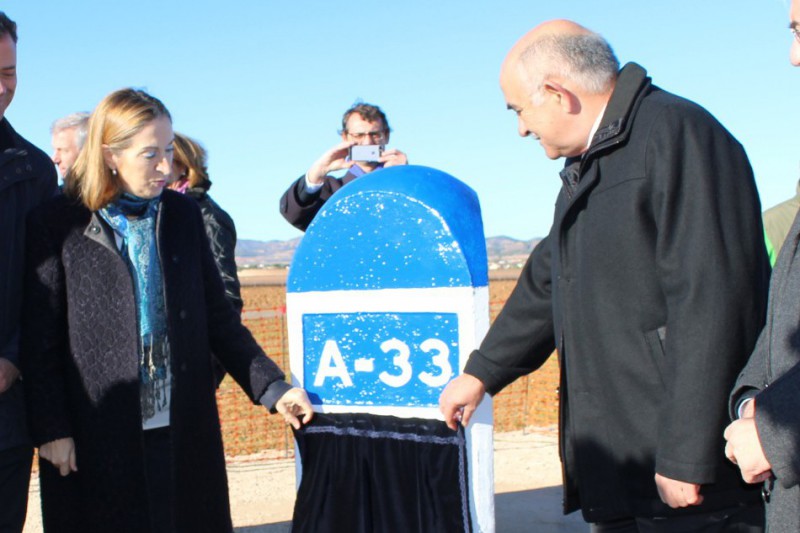 La ministra de Fomento, Ana Pastor, y el presidente murciano, Alberto Garre, durante la colocación de la primera piedra de la obra de la autovía A-33 entre Jumilla y Yecla.