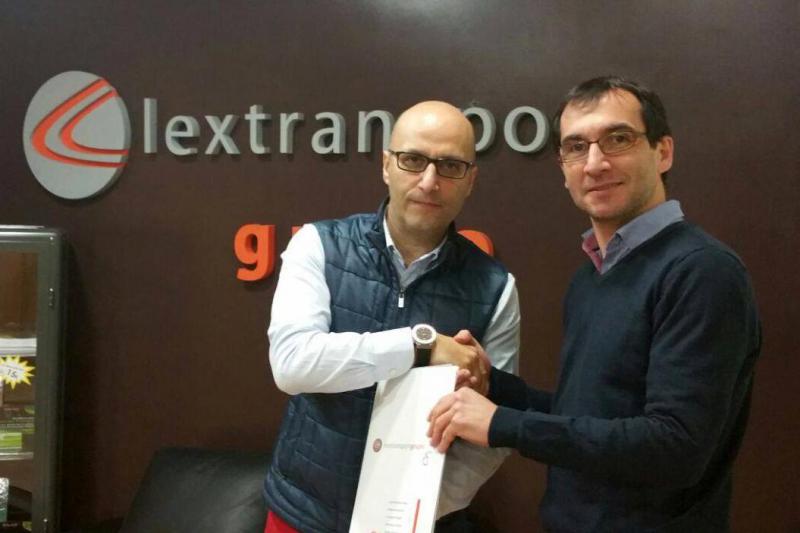 El acuerdo fue firmado por Javier Nestor Val, director de Lextransport, (a la dcha.), y Richard Cal, director de Union Truck