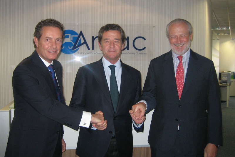 (De izquierda a derecha) Rafael Prieto, director general y vicepresidente ejecutivo de Peugeot España y Portugal; Mario Armero, vicepresidente de Anfac, y José Luis López-Schümmer. 
