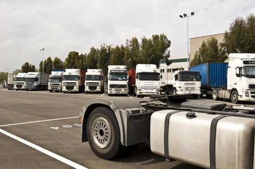 Fegatramer denuncia la falta de plazas de aparcamiento seguras para camiones en Galicia.