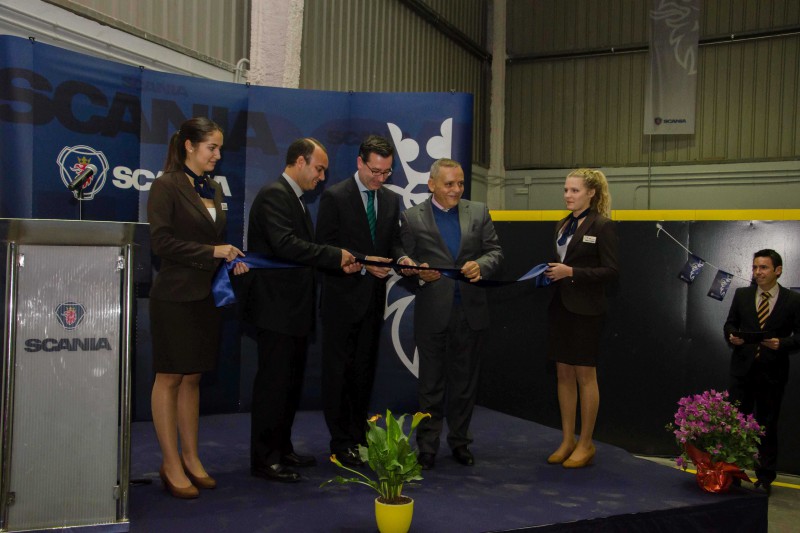 De izquierda a derecha: José Antonio Mannucci, Javier Calvarro y Javier Mederos, secretario de Alcaldía de Güímar, durante la inauguración de las instalaciones.