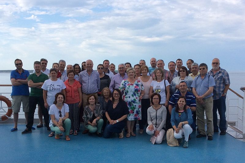 Foto de familia de los participantes en el crucero.