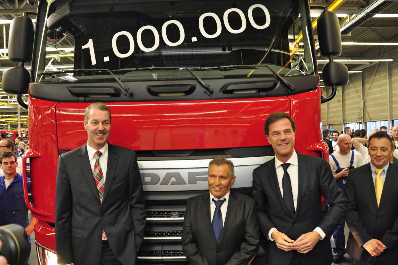 De izquierda a derecha, Harrie Schippers, presidente de DAF Trucks; Bálint Révész, propietario y consejero delegado en Grupo Révész; y el primer ministro holandés, Mark Rutte.