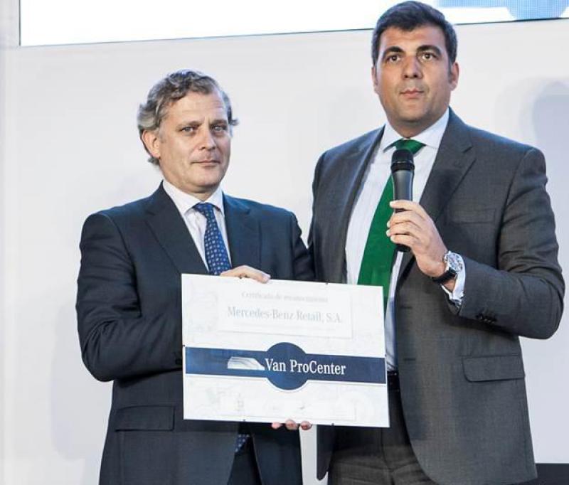 Eduardo García-Oliveros (a la izqda.), presidente de Mercedes-Benz Retail, recibió la certificación de manos de Andrés Orejón, director general de Vehículos Industriales Ligeros de Mercedes-Benz España.