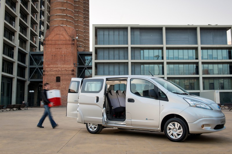 La e NV200 de Nissan puede albergar hasta 4,3 m3 de volumen de carga y transportar dos euro palés estándar.