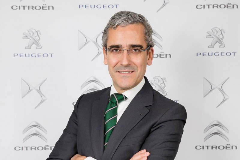 León Capitán tiene 42 años y es ingeniero Industrial por la Universidad de Sevilla y el INSA de Lyon. 