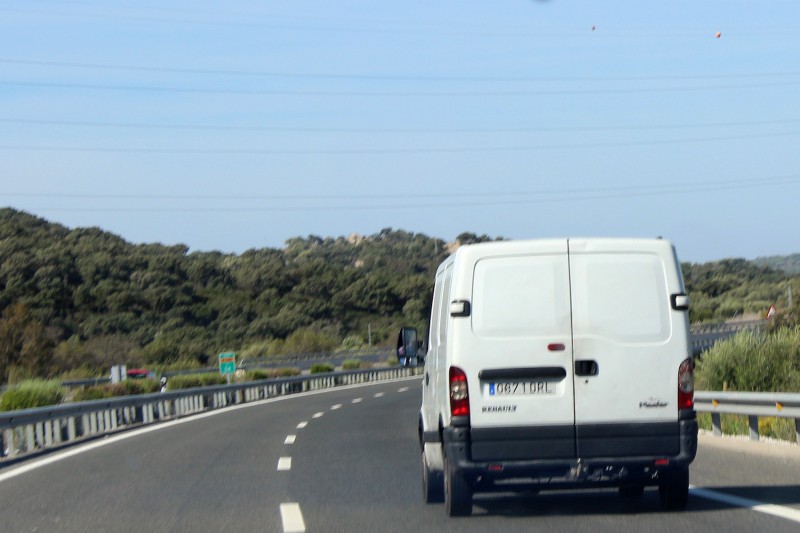 Las distracciones al volante y el exceso de velocidad son las principales causas de accidente para las furgonetas. 