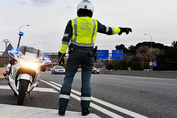 Imagen de archivo de un agente de Tráfico de la Guardia Civil./Canal de la GC en Flickr