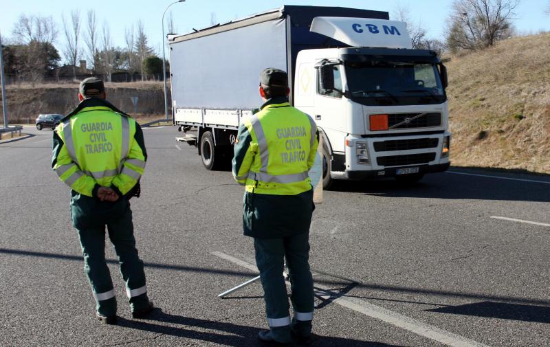 La Guardia Civil efectuó más de 260.000 controles a vehículos de transporte de mercancías a lo largo del pasado año.