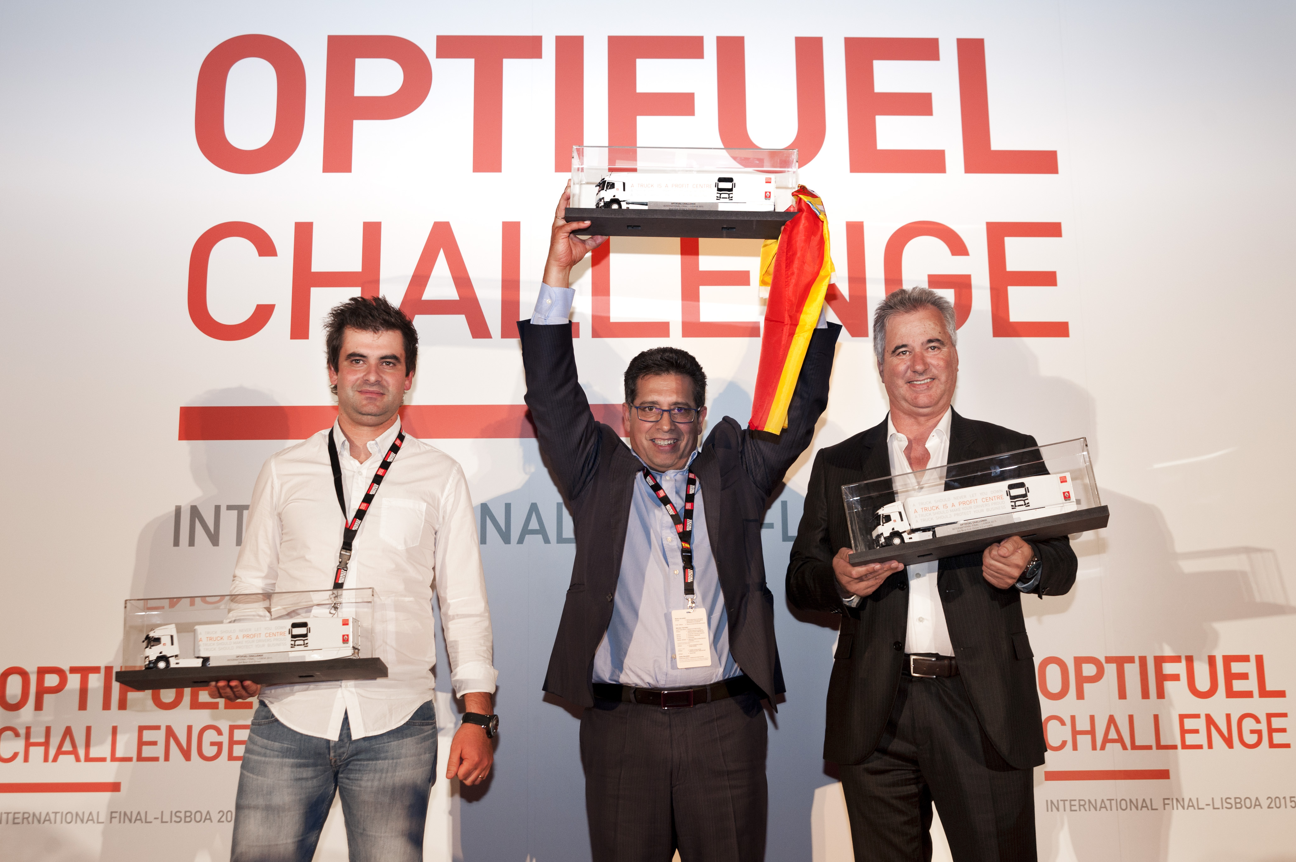 José Ramón Jano levanta el trofeo que le acredita como mejor ecoconductor internacional.