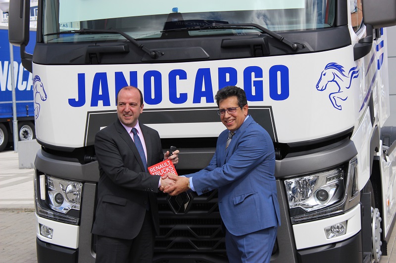Óscar Martirena, director comercial de Renauilt Trucks, entrega el premio a José Ramón Jano, gerente de Janocargo.