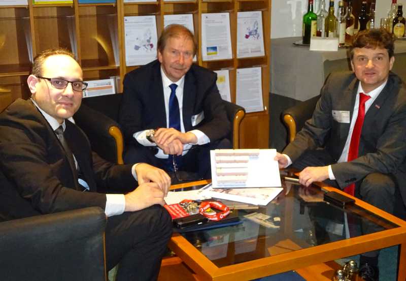 El eurodiputado socialdemócrata alemán y portavoz de la Comisión de Transportes del Parlamento Europeo Ismail Ertug (izquierda) recibe al transportista Siegfried Serrahn y al director de Desarrollo de Negocio de Kögel, Volker Seitz.
