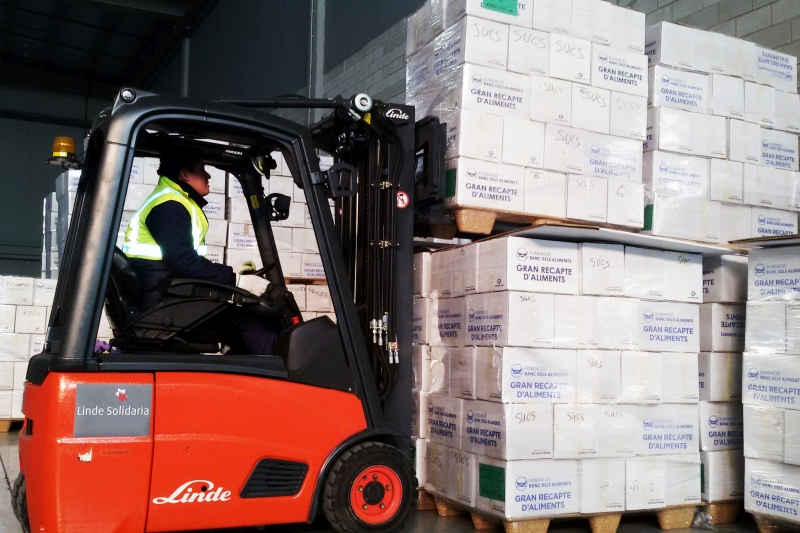 Linde ha cedido varios vehículos para ayudar a almacenar los cuatro millones de kilos recogidos.