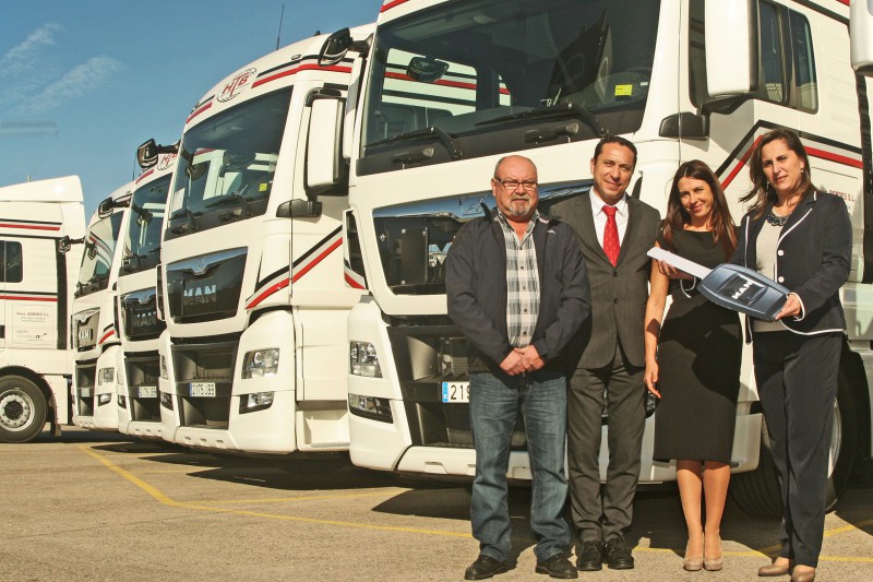 De izquierda a derecha: José Cavanillas, conductor de Hnos. Bordes; Miguel Tarín, vendedor del MAN Truck & Bus Center de Valencia; Ana Soria, jefa de ventas de la Zona Levante de MAN Truck & Bus Iberia; María Vicenta Bordes, gerente de Hnos. Bordes.