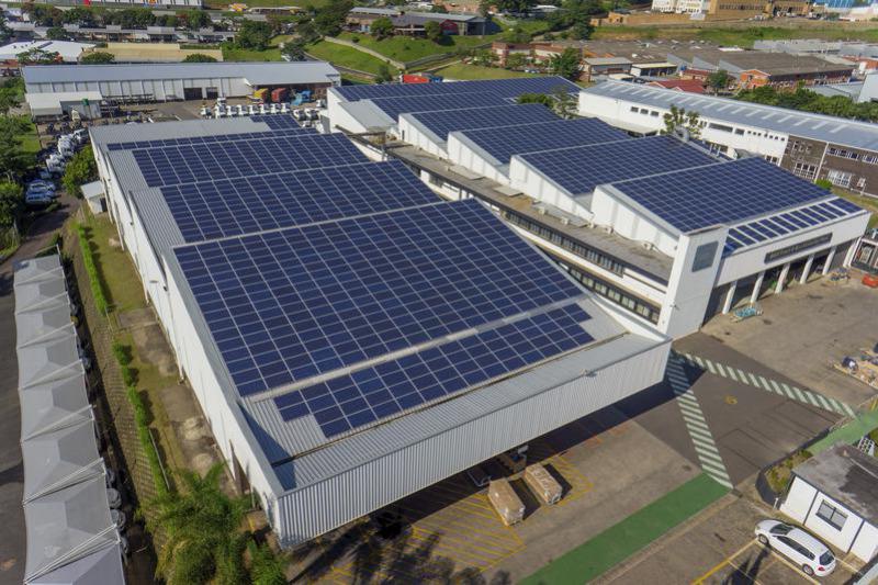 Sobre los 6.300 metros cuadrados del techo de la nave se ha instalado un enorme sistema fotovoltaico de paneles solares.