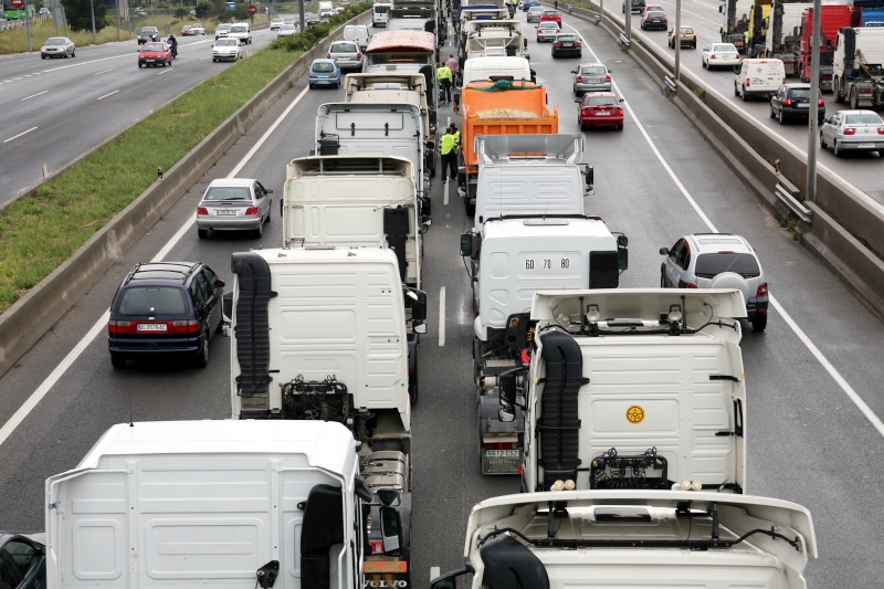 Con su movilización, los transportistas tarraconenses reivindican la gratuidad de la AP-7.