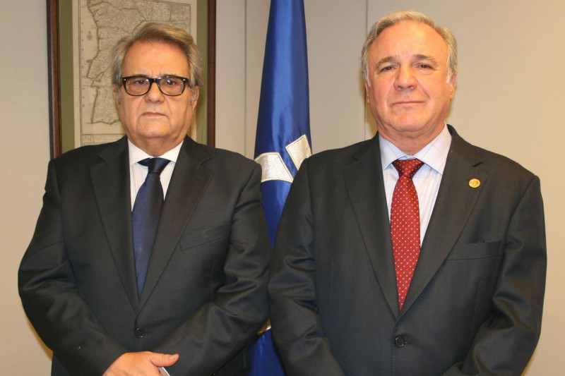 Juan Francisco Lazcano, a la dcha., asume la Presidencia en Funciones.