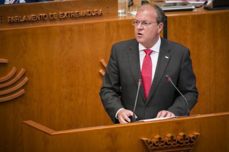 "Yo creo en impuestos bajos", afirmó Monago durante su intervención ante el Parlamento regional.