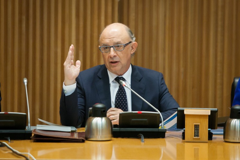 Montoro quiere trasladar la subida de impuestos a los hidrocarburos a los gobiernos regionales.