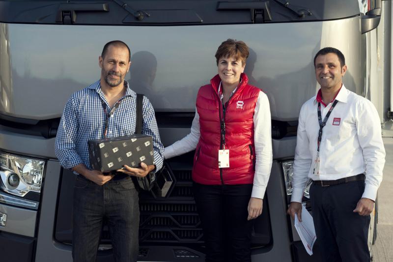 Silvio Pinto, a la izqda., recibe el reconocimiento de manos de Raquel González, directora de Marketing y Comunicación de Renault Trucks.