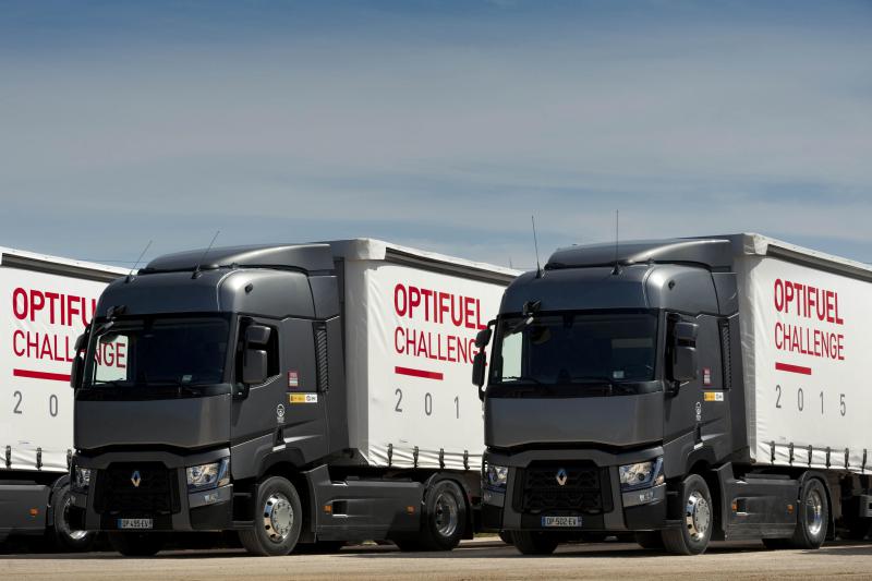 Los participantes compiten al volante de varias unidades de la gama T de Renault Trucks.