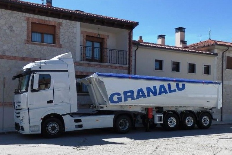 Al evento acudieron unas 150 personas que pudieron conocer los productos y servicios ofrecidos por Granalu, Mercedes-Benz España y Grucas